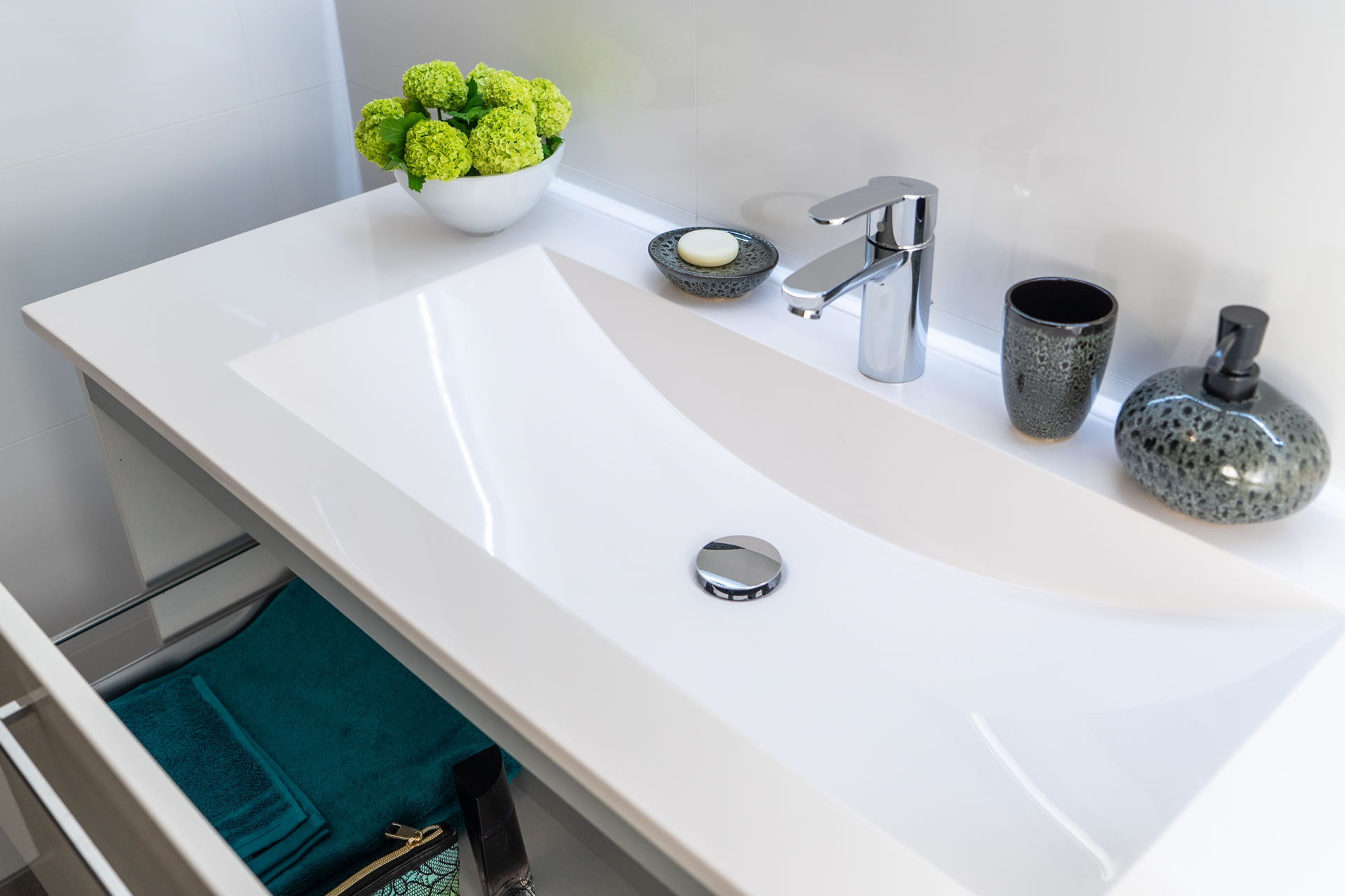 Bad - Moderner Möbelwaschtisch und bodengleiche Duschen